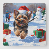 雪の中を走るヨーキープー　クリスマス帽子をかぶって スクエア壁時計 (正面)