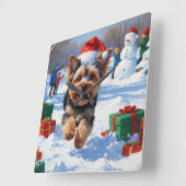 雪の中を走るヨーキープー　クリスマス帽子をかぶって スクエア壁時計 (傾斜)