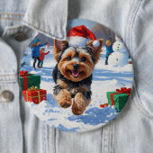 雪の中を走るヨーキープー　クリスマス帽子をかぶって 缶バッジ (インサイチュ)