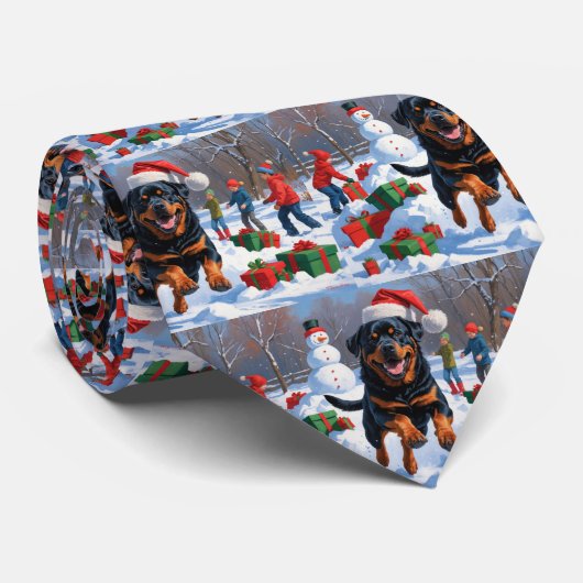 雪の中を走るロットワイラー クリスマス帽子をかぶって ネクタイ (ロール)
