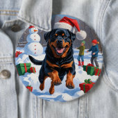 雪の中を走るロットワイラー クリスマス帽子をかぶって 缶バッジ (インサイチュ)