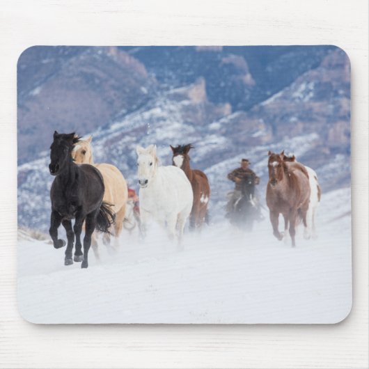 雪の中を走る馬 マウスパッド (正面)