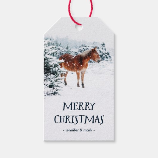 雪の中を馬と共にするクリスマスの冬の風景 ギフトタグ (正面)