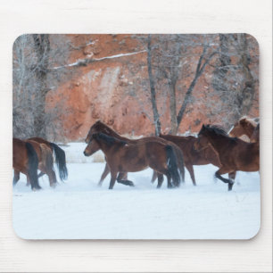 雪の中を駆ける一群の馬 マウスパッド