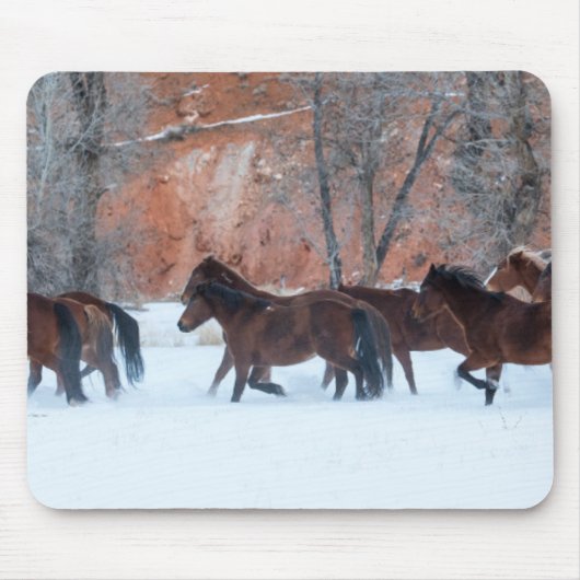雪の中を駆ける一群の馬 マウスパッド (正面)