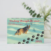 雪の中を駆ける犬 - クリスマスカード 3x5インチ 招待状 (スタンド正面)