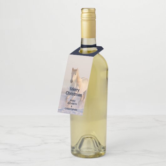 雪の中を駆ける美しい白馬 ボトルネックタグ (アングル)