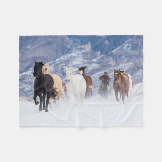 雪の中を駆ける馬 フリースブランケット (正面(横))