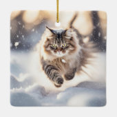 雪の中を駆け抜けるメインのクーンキャット セラミックオーナメント (裏面)