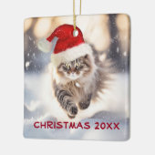 雪の中を駆け抜けるメインのクーンキャット セラミックオーナメント (左)