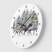 雪の中を駆け抜ける – ランニングの馬 ラージ壁時計 (傾斜)