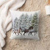 雪の中を駆け抜ける – ランニング馬画 クッション (ブランケット)