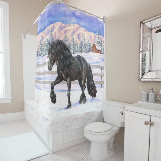 雪の中を駆け荷車を引く回る黒馬 シャワーカーテン (インサイチュ)