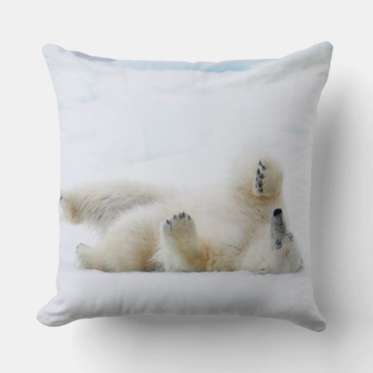 雪の中転がのシロクマ，ノルウェー クッション (正面)