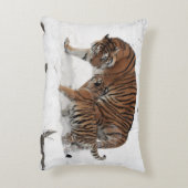 雪の中遊で虎とカブス アクセントクッション (裏面(縦))