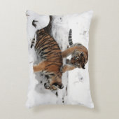 雪の中遊で虎とカブス アクセントクッション (正面(垂直))