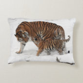 雪の中遊で虎とカブス アクセントクッション (裏面)