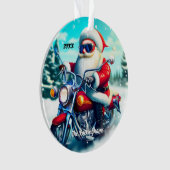 雪の中、バイクに乗ったサンタ オーナメント (正面)