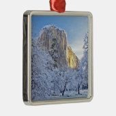 雪の中、日の出の光がエル·キャピタンを襲う メタルオーナメント (右)