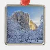 雪の中、日の出の光がエル·キャピタンを襲う メタルオーナメント (正面)