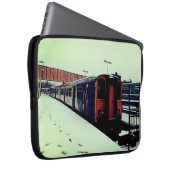 雪の中、青と黄色の列車 ラップトップスリーブ (正面右)