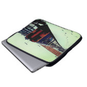 雪の中、青と黄色の列車 ラップトップスリーブ (正面下部)