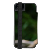 雪の丸太に座る赤いパンダ INCIPIO iPhoneウォレットケース (フォリオ裏面)