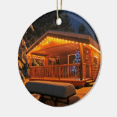 雪の丸太小屋の美しいクリスマスの照明 セラミックオーナメント (左)
