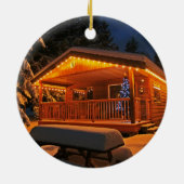 雪の丸太小屋の美しいクリスマスの照明 セラミックオーナメント (裏面)