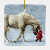 雪の休日に馬を率いる子供 セラミックオーナメント (裏面)