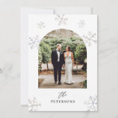 雪の休日の新婚アーチ写真クリスマス シーズンカード (正面)