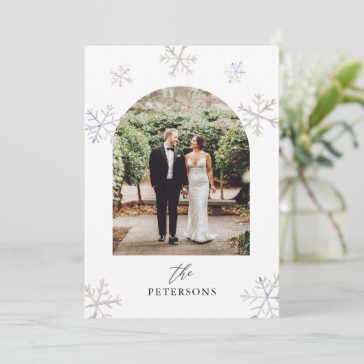雪の休日の新婚アーチ写真クリスマス シーズンカード (スタンド正面)