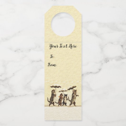 雪の傘で子猫歩くを立てた猫 ボトルネックタグ (正面)