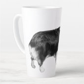 雪の光に輝くコーギー カフェラテマグ (左アングル)