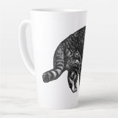 雪の光に輝くタビー猫 カフェラテマグ (左アングル)