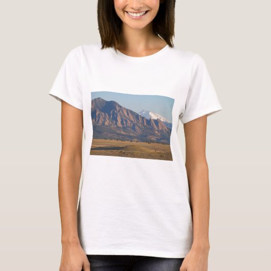雪の入江が付いているコロラド州のロッキー山脈Flatirons Tシャツ (正面)