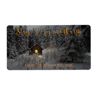 雪の写真で居心地の良い暖かいログキャビン ラベル