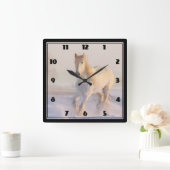 雪の写真に登場する美しい白馬 スクエア壁時計 (ホーム)