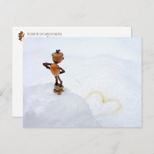 雪の冬に黄色のハートを作るアコーン小妖精や小人 ポストカード (正面/裏面)