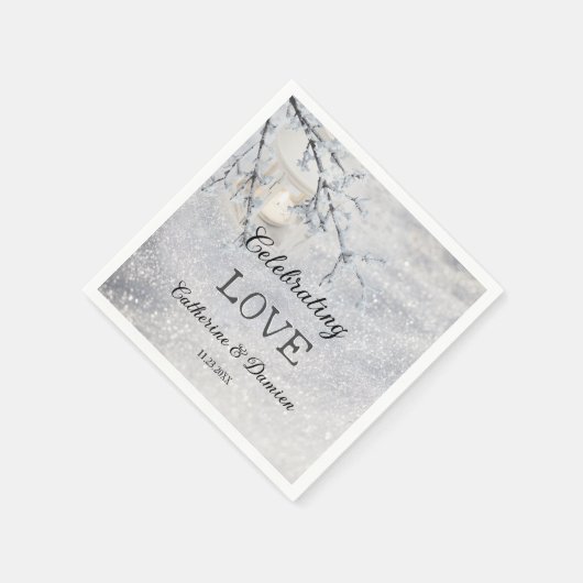 雪の冬のきらめく結婚式のランタン スタンダードカクテルナプキン (角)