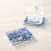 雪の冬の山腹コージークリスマス ガラスコースター (アングル)