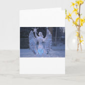 雪の冬の彫刻の天使のキリスト教の信頼 カード (黄色い花)