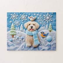 雪の冬の情景にいるフェルトの犬