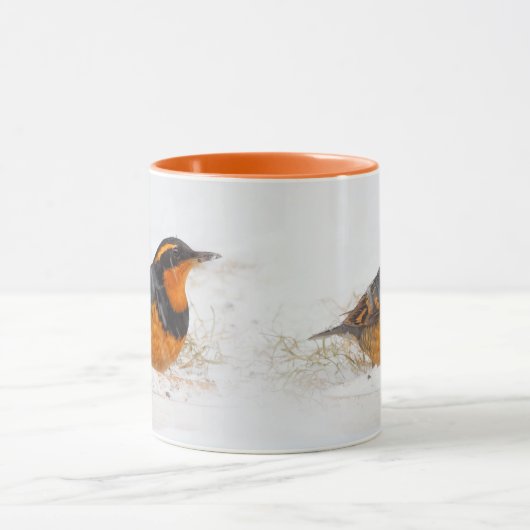 雪の冬の日に多様なスリッシュなソングバード マグカップ (中央)