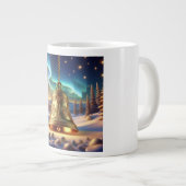 雪の冬の景色に飾られた金のクリスマスベル ジャンボコーヒーマグカップ (正面右)