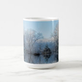 雪の冬の木の湖の反射 コーヒーマグカップ (中央)