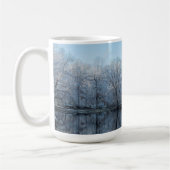 雪の冬の木の湖の反射 コーヒーマグカップ (左)
