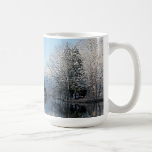 雪の冬の木の湖の反射 コーヒーマグカップ (右)