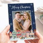 雪の冬の村メリークリスマス2写真 シーズンカード<br><div class="desc">冬の休日の挨拶を家族や友人に送るSnowy Winter Villageクリスマスフォトカードの後半開花Paperie!フェスティバルのホリデーカードの上部に白い文字で「メリークリスマスはっきりした」と表示される。カードの底には、クリスマスの光と休日の飾リース、クリスマスの木と雪だるまによる雪の多い冬の町がある！白縁ど色と薄い青の色のカードとネイビーブルーの背景の雪の結晶。名前と写真を追加して前面をパーソナライズ。カードが反転して、追加の写真が表示される。可愛い写真クリスマスカードは必ずすべての受信者の顔にスマイルを置く！</div>