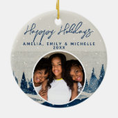 雪の冬の森の雪の結晶ホリデーフォト セラミックオーナメント (裏面)